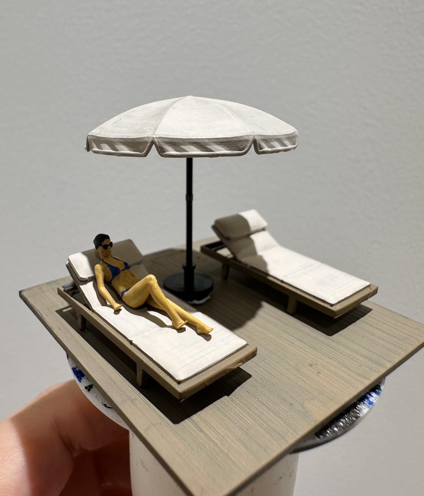 Tech Table Accessories - Diorama 1/64 Sun Bathing Micro Scene